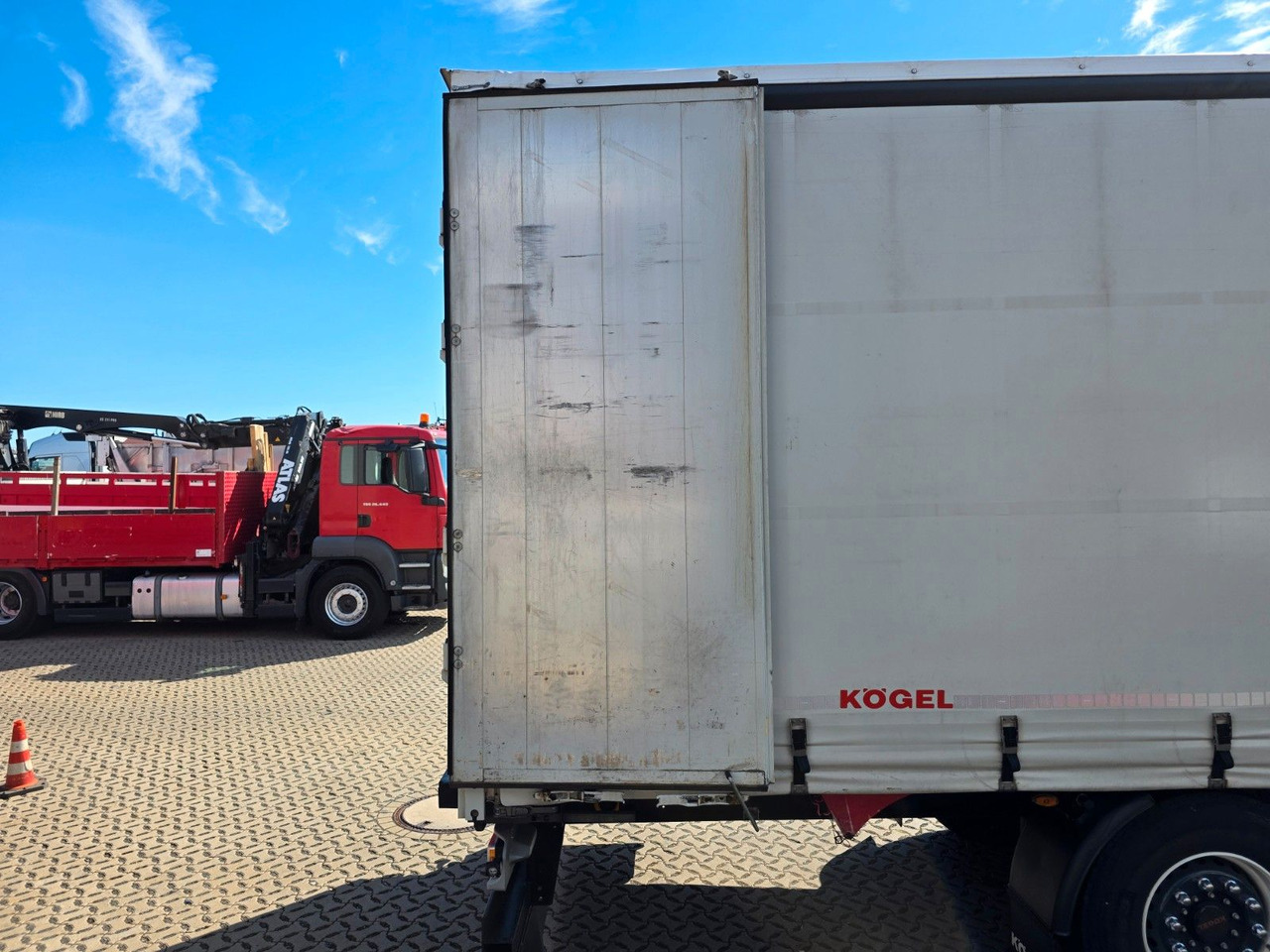Pressukapellipuoliperävaunu Kögel S24-1 / Palettenkasten / Liftachse: kuva Pressukapellipuoliperävaunu Kögel S24-1 / Palettenkasten / Liftachse