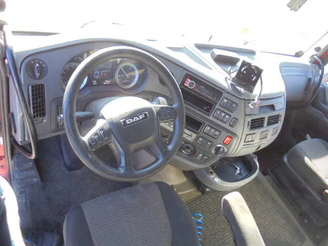 Interior photo 1: Vetopöytäauto DAF XF 440 6X2 NL TRUCK