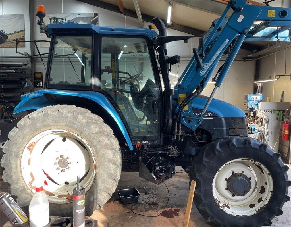 New Holland TS 90 - Traktori: kuva New Holland TS 90 - Traktori New Holland TS 90 - Traktori: kuva New Holland TS 90 - Traktori