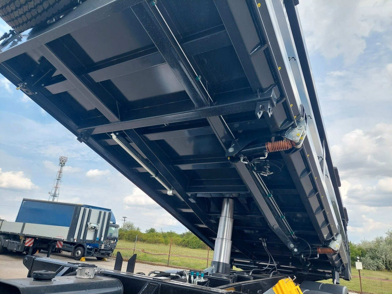 MAN TGS 41.520 8X6 BB CH - Kippiauto kuorma-auto: kuva MAN TGS 41.520 8X6 BB CH - Kippiauto kuorma-auto MAN TGS 41.520 8X6 BB CH - Kippiauto kuorma-auto: kuva MAN TGS 41.520 8X6 BB CH - Kippiauto kuorma-auto