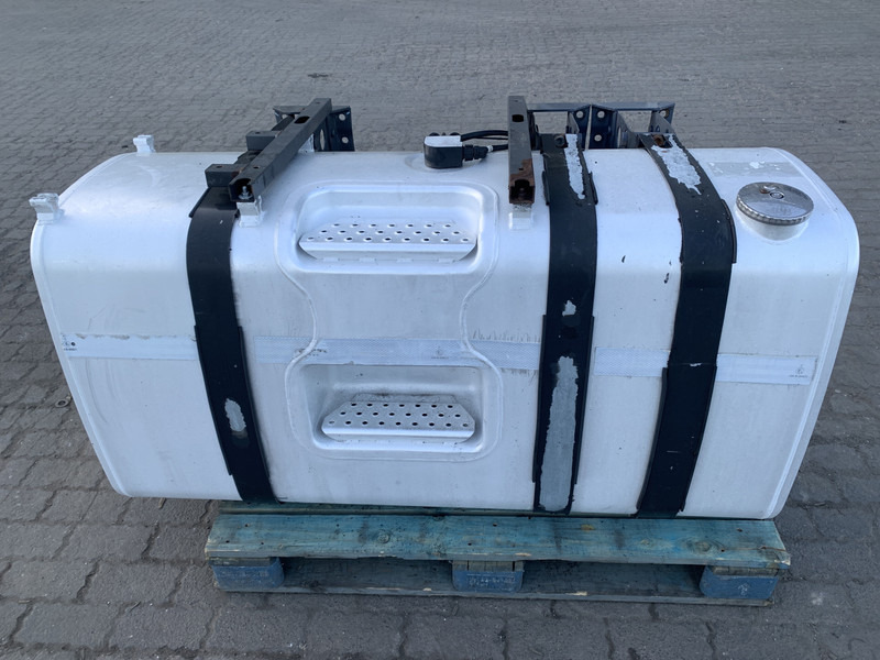 Volvo  - Polttoainetankki - Kuorma-auto: kuva Volvo  - Polttoainetankki - Kuorma-auto Volvo  - Polttoainetankki - Kuorma-auto: kuva Volvo  - Polttoainetankki - Kuorma-auto