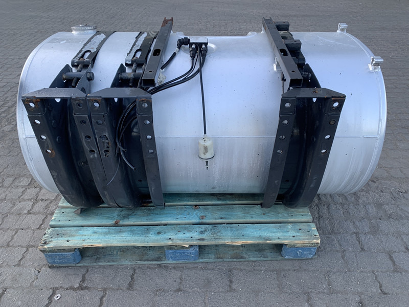 Volvo  - Polttoainetankki - Kuorma-auto: kuva Volvo  - Polttoainetankki - Kuorma-auto Volvo  - Polttoainetankki - Kuorma-auto: kuva Volvo  - Polttoainetankki - Kuorma-auto