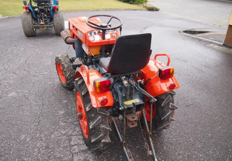 Traktori Ciągnik Kubota B6100 1995 4x4: kuva Traktori Ciągnik Kubota B6100 1995 4x4