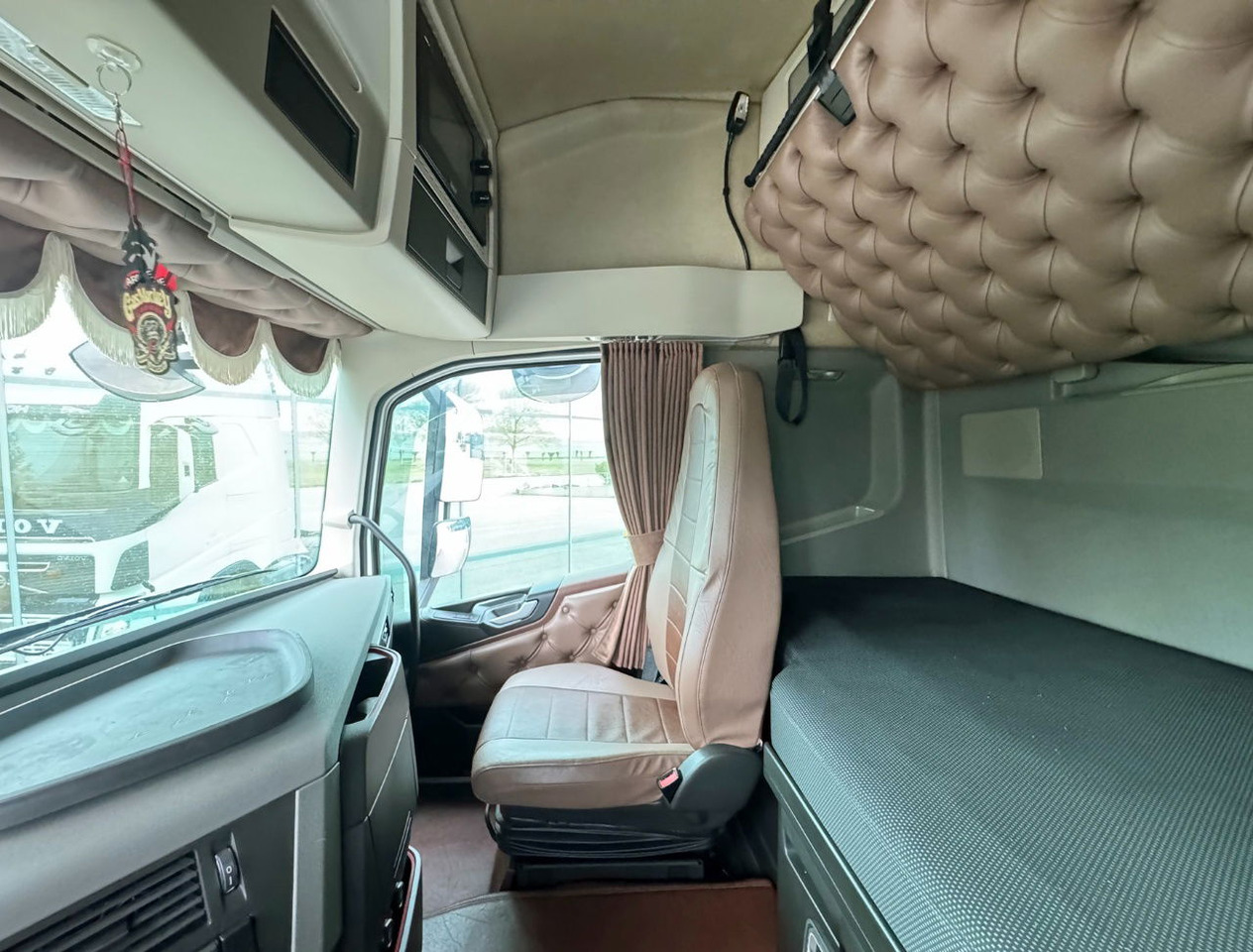 Vetopöytäauto Volvo FH Globetrotter 6X2 701.000 KM Super Condition NL Truck: kuva Vetopöytäauto Volvo FH Globetrotter 6X2 701.000 KM Super Condition NL Truck