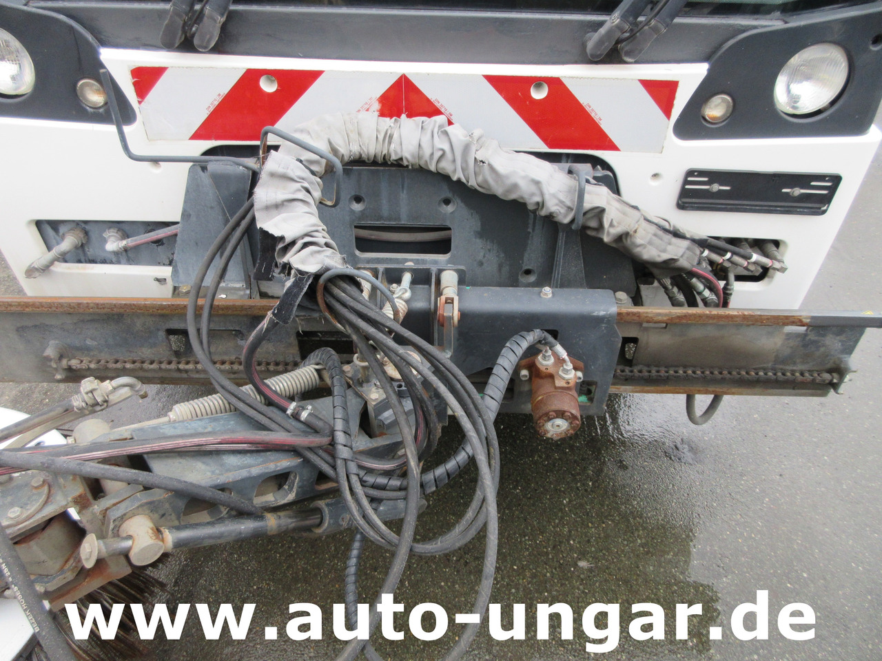 Aebi MFH 5500 Baujahr 2012 Euro 5 Kehrmaschine mit Hochentleerung - Lakaisuauto: kuva Aebi MFH 5500 Baujahr 2012 Euro 5 Kehrmaschine mit Hochentleerung - Lakaisuauto Aebi MFH 5500 Baujahr 2012 Euro 5 Kehrmaschine mit Hochentleerung - Lakaisuauto: kuva Aebi MFH 5500 Baujahr 2012 Euro 5 Kehrmaschine mit Hochentleerung - Lakaisuauto