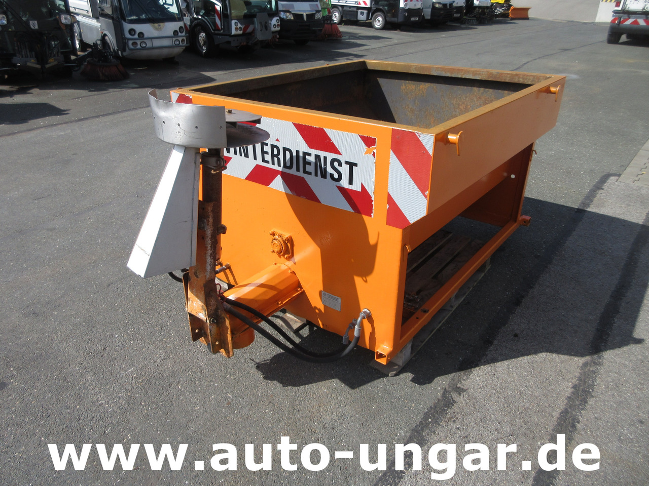 MULTICAR KIF SS 1000 1m³ Aufsatzstreuer Schnecke Winterdienst Salzstreuer Teller - Lumikone: kuva MULTICAR KIF SS 1000 1m³ Aufsatzstreuer Schnecke Winterdienst Salzstreuer Teller - Lumikone MULTICAR KIF SS 1000 1m³ Aufsatzstreuer Schnecke Winterdienst Salzstreuer Teller - Lumikone: kuva MULTICAR KIF SS 1000 1m³ Aufsatzstreuer Schnecke Winterdienst Salzstreuer Teller - Lumikone
