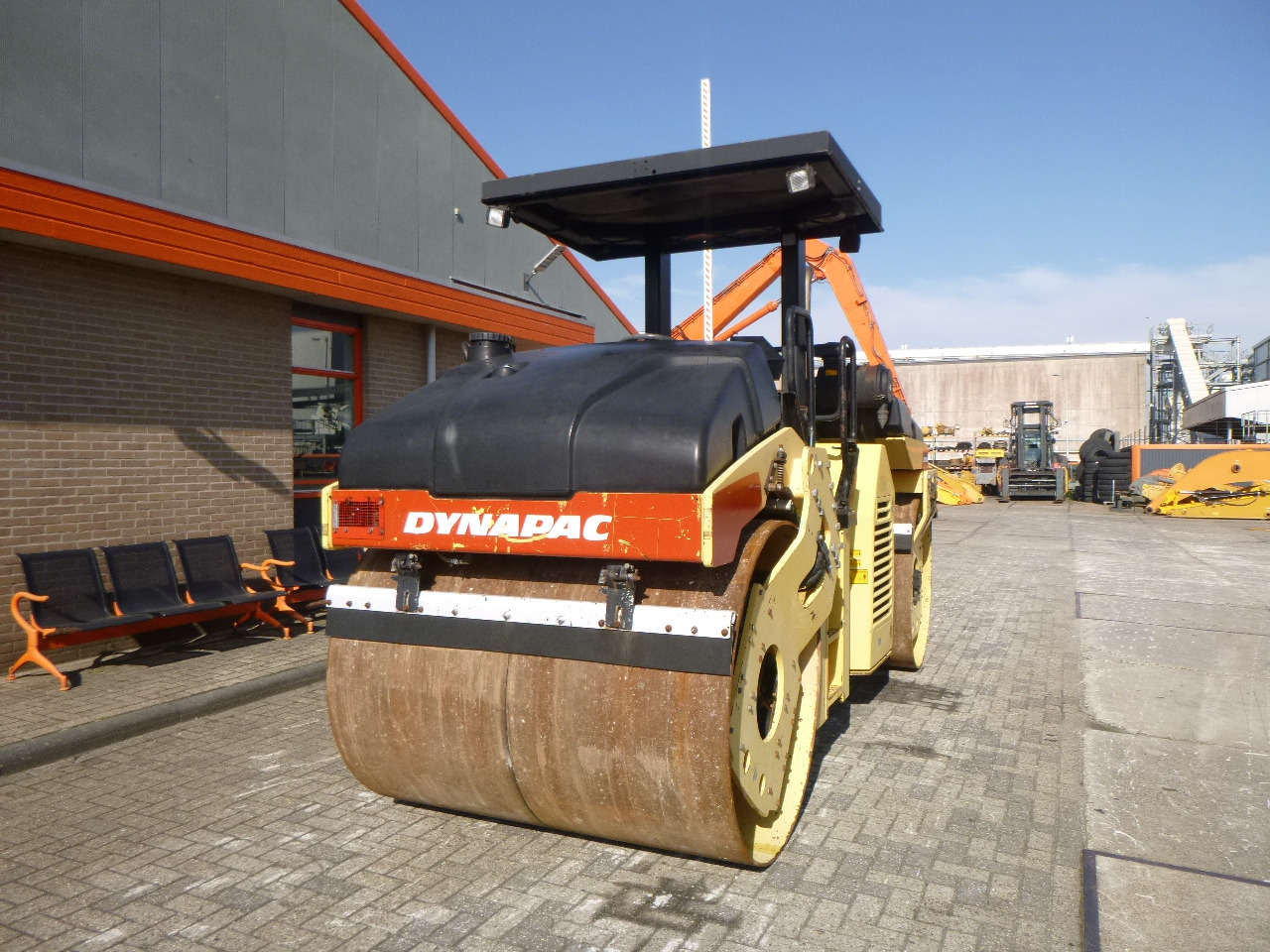 DYNAPAC CC432V - Tiejyrä: kuva DYNAPAC CC432V - Tiejyrä DYNAPAC CC432V - Tiejyrä: kuva DYNAPAC CC432V - Tiejyrä