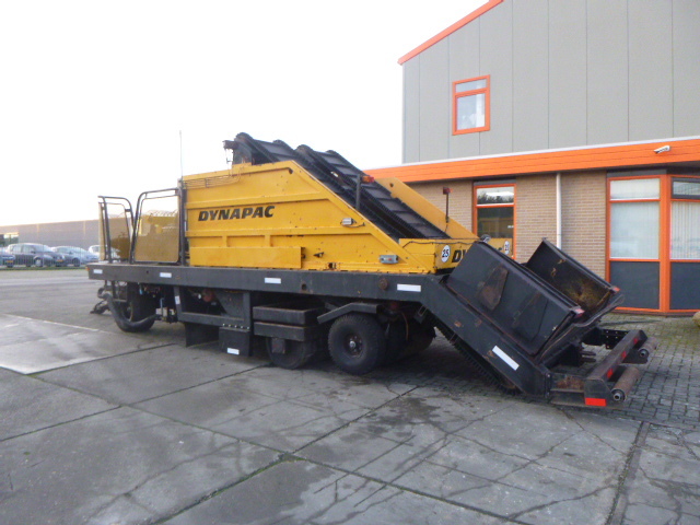 DYNAPAC HR21 Chip Spreader - Asfaltinlaskija: kuva DYNAPAC HR21 Chip Spreader - Asfaltinlaskija DYNAPAC HR21 Chip Spreader - Asfaltinlaskija: kuva DYNAPAC HR21 Chip Spreader - Asfaltinlaskija