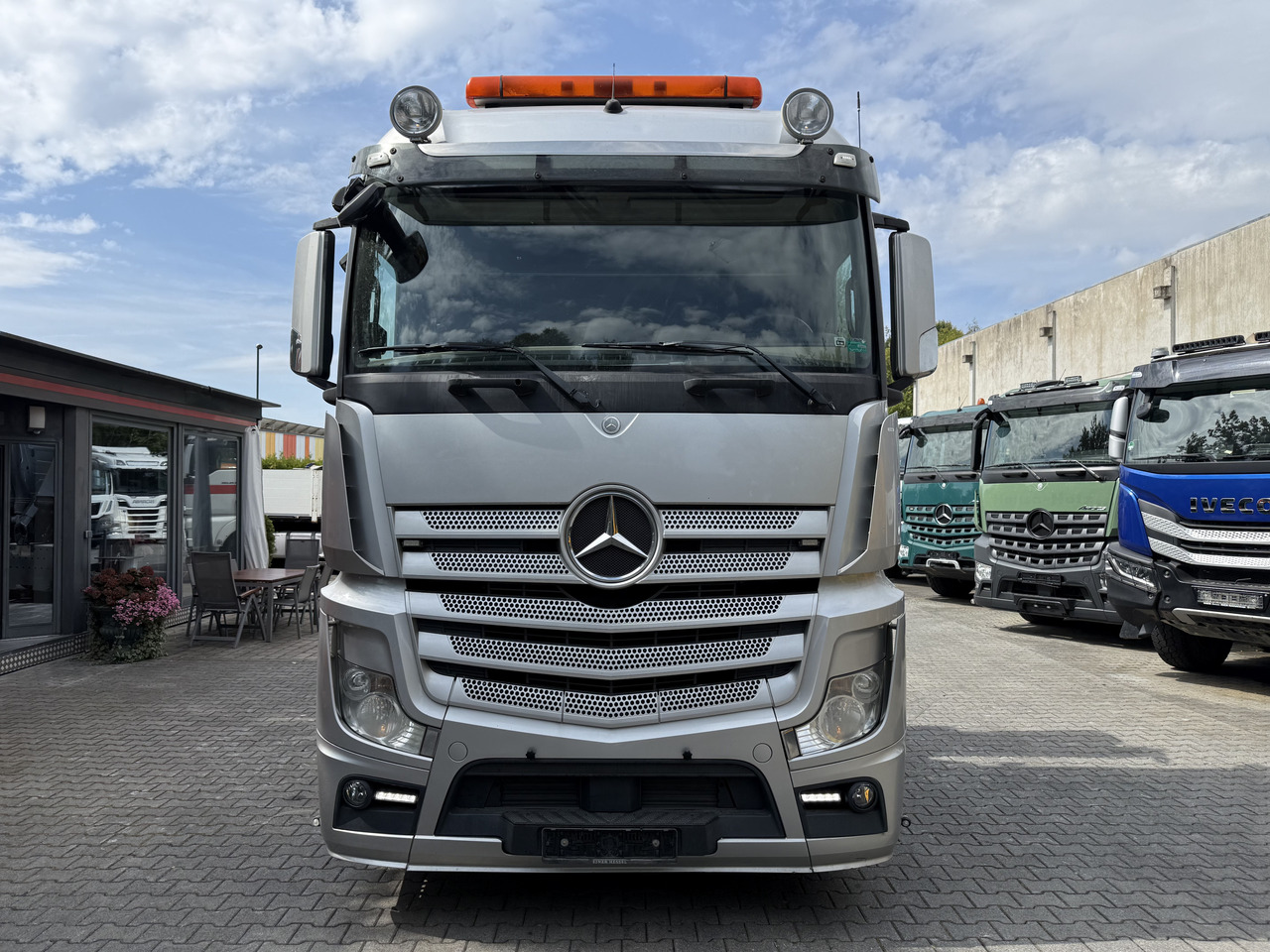 Vetopöytäauto Mercedes-Benz Actros 1842LS Kran HMF 2020 bis 18 Meter: kuva Vetopöytäauto Mercedes-Benz Actros 1842LS Kran HMF 2020 bis 18 Meter
