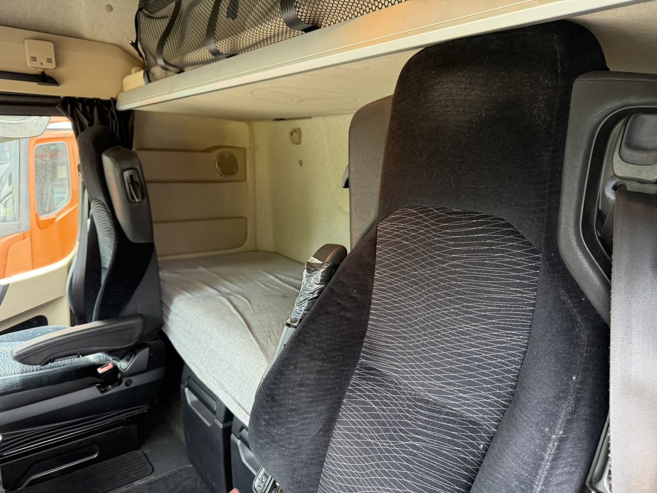 Vetopöytäauto Mercedes-Benz Actros 1842LS Kran HMF 2020 bis 18 Meter: kuva Vetopöytäauto Mercedes-Benz Actros 1842LS Kran HMF 2020 bis 18 Meter