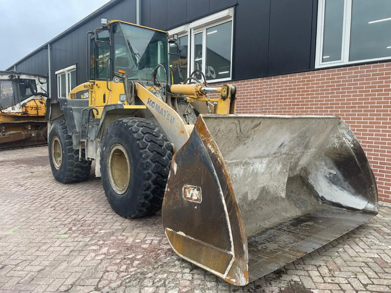 Komatsu WA250-5 - Pyöräkuormaaja: kuva Komatsu WA250-5 - Pyöräkuormaaja Komatsu WA250-5 - Pyöräkuormaaja: kuva Komatsu WA250-5 - Pyöräkuormaaja
