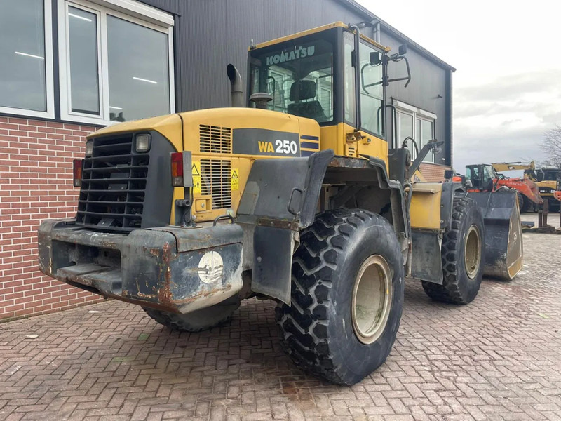 Komatsu WA250-5 - Pyöräkuormaaja: kuva Komatsu WA250-5 - Pyöräkuormaaja Komatsu WA250-5 - Pyöräkuormaaja: kuva Komatsu WA250-5 - Pyöräkuormaaja