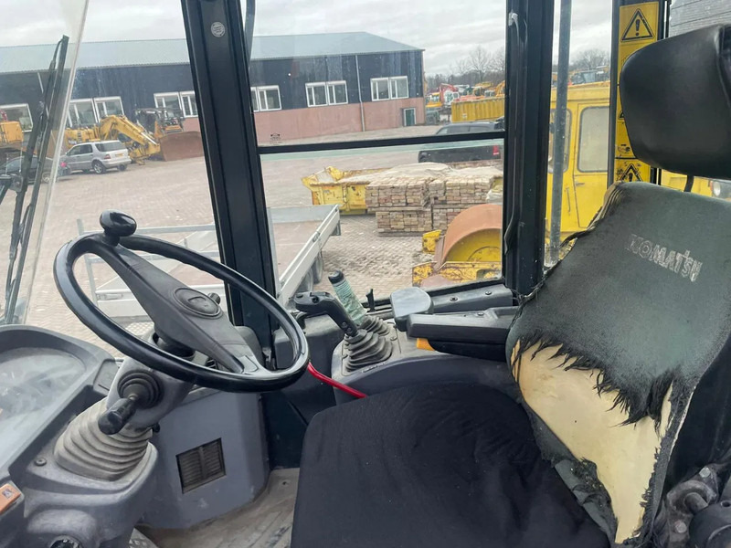Komatsu WA250-5 - Pyöräkuormaaja: kuva Komatsu WA250-5 - Pyöräkuormaaja Komatsu WA250-5 - Pyöräkuormaaja: kuva Komatsu WA250-5 - Pyöräkuormaaja