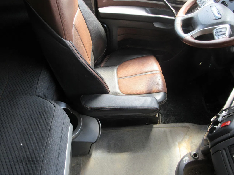 DAF 2109118 // 2109134 LEER LUX STOEL LUCHTGEVEEER RECHTS EN LINKS EURO 6 - Istuin - Kuorma-auto: kuva DAF 2109118 // 2109134 LEER LUX STOEL LUCHTGEVEEER RECHTS EN LINKS EURO 6 - Istuin - Kuorma-auto DAF 2109118 // 2109134 LEER LUX STOEL LUCHTGEVEEER RECHTS EN LINKS EURO 6 - Istuin - Kuorma-auto: kuva DAF 2109118 // 2109134 LEER LUX STOEL LUCHTGEVEEER RECHTS EN LINKS EURO 6 - Istuin - Kuorma-auto