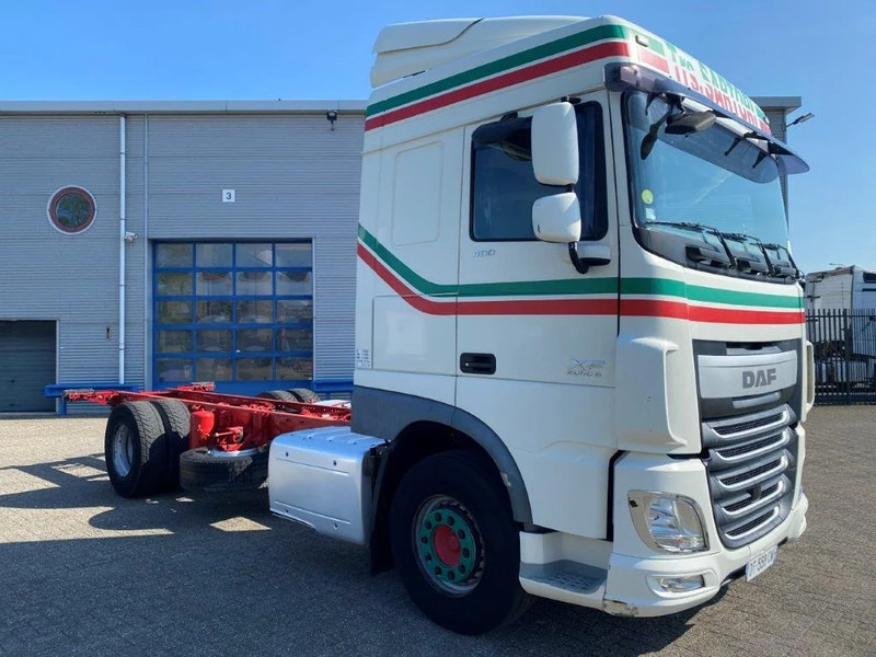 DAF XF106-460 / INTARDER / SPACE CAB / MANUAL / EURO-6 / 2015 - Kuorma-auto alusta: kuva DAF XF106-460 / INTARDER / SPACE CAB / MANUAL / EURO-6 / 2015 - Kuorma-auto alusta DAF XF106-460 / INTARDER / SPACE CAB / MANUAL / EURO-6 / 2015 - Kuorma-auto alusta: kuva DAF XF106-460 / INTARDER / SPACE CAB / MANUAL / EURO-6 / 2015 - Kuorma-auto alusta