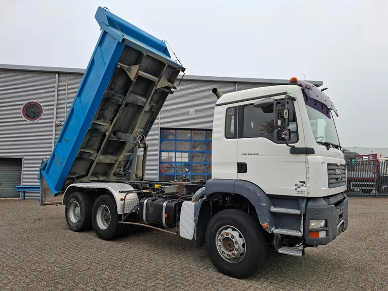 MAN TGA 26.310 / 6X4 / 2XBIG AXLE / 2SIDE TIPPER / ONLY:545423 KM / TUV:06-05-2026 / FULL-STEEL / AIRCO / MANUAL / EURO-4 / 2005 - Kippiauto kuorma-auto: kuva MAN TGA 26.310 / 6X4 / 2XBIG AXLE / 2SIDE TIPPER / ONLY:545423 KM / TUV:06-05-2026 / FULL-STEEL / AIRCO / MANUAL / EURO-4 / 2005 - Kippiauto kuorma-auto MAN TGA 26.310 / 6X4 / 2XBIG AXLE / 2SIDE TIPPER / ONLY:545423 KM / TUV:06-05-2026 / FULL-STEEL / AIRCO / MANUAL / EURO-4 / 2005 - Kippiauto kuorma-auto: kuva MAN TGA 26.310 / 6X4 / 2XBIG AXLE / 2SIDE TIPPER / ONLY:545423 KM / TUV:06-05-2026 / FULL-STEEL / AIRCO / MANUAL / EURO-4 / 2005 - Kippiauto kuorma-auto