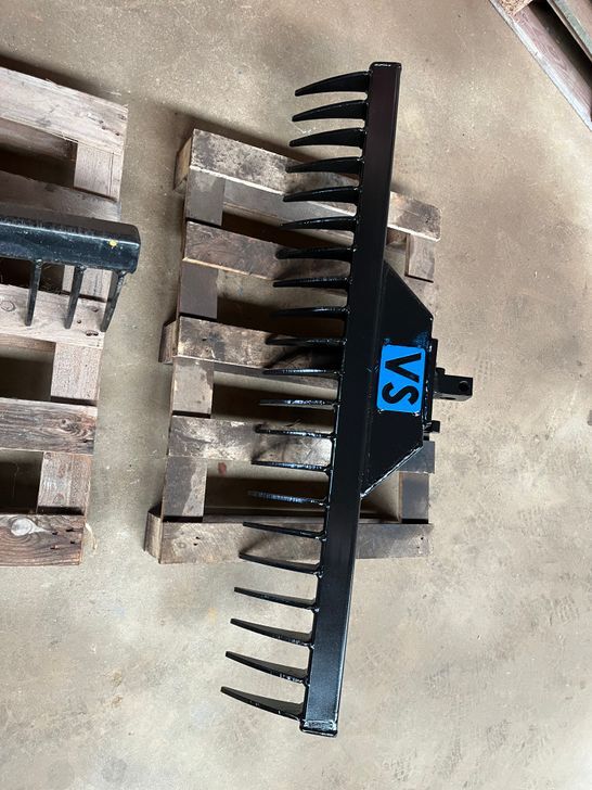 Afretter Rive for Minigraver / Leveler Rive for Mini Excavator - Työkalu/ Laitteet: kuva Afretter Rive for Minigraver / Leveler Rive for Mini Excavator - Työkalu/ Laitteet Afretter Rive for Minigraver / Leveler Rive for Mini Excavator - Työkalu/ Laitteet: kuva Afretter Rive for Minigraver / Leveler Rive for Mini Excavator - Työkalu/ Laitteet