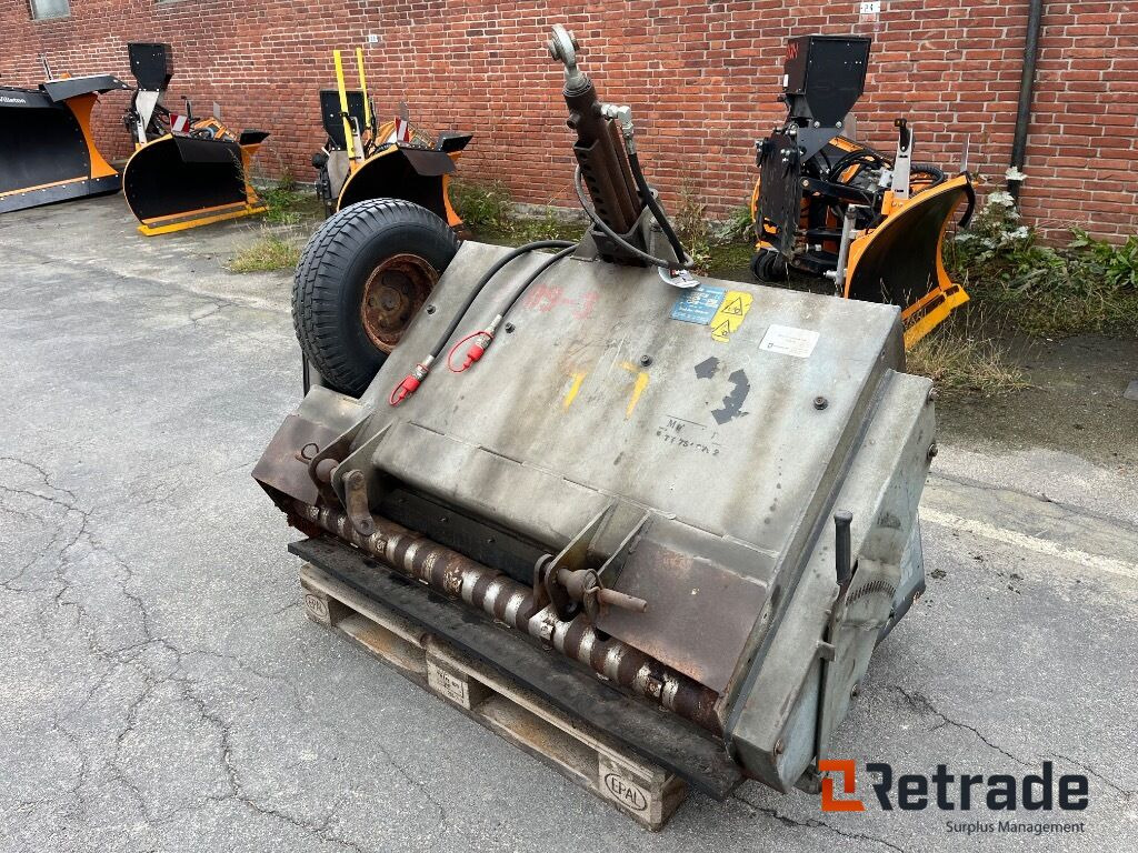 Fjærås 600/1350 liftophængt selvlæssende salt/grusudlægger. - Rakennustarvikkeet: kuva Fjærås 600/1350 liftophængt selvlæssende salt/grusudlægger. - Rakennustarvikkeet Fjærås 600/1350 liftophængt selvlæssende salt/grusudlægger. - Rakennustarvikkeet: kuva Fjærås 600/1350 liftophængt selvlæssende salt/grusudlægger. - Rakennustarvikkeet