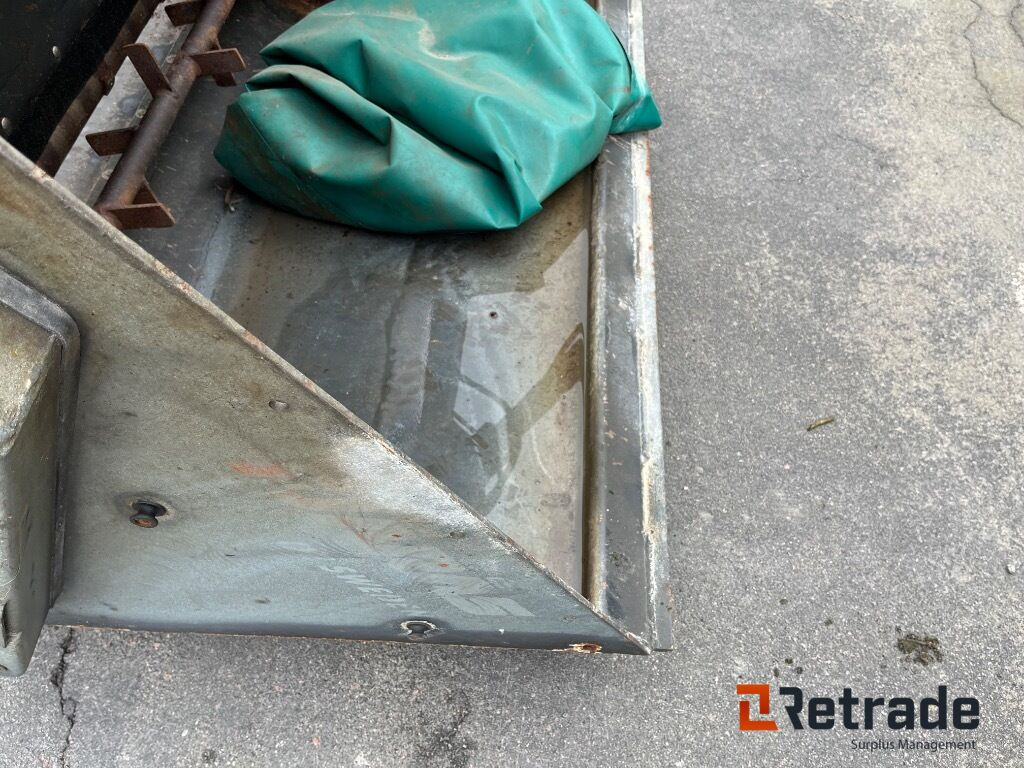 Fjærås 600/1350 liftophængt selvlæssende salt/grusudlægger. - Rakennustarvikkeet: kuva Fjærås 600/1350 liftophængt selvlæssende salt/grusudlægger. - Rakennustarvikkeet Fjærås 600/1350 liftophængt selvlæssende salt/grusudlægger. - Rakennustarvikkeet: kuva Fjærås 600/1350 liftophængt selvlæssende salt/grusudlægger. - Rakennustarvikkeet