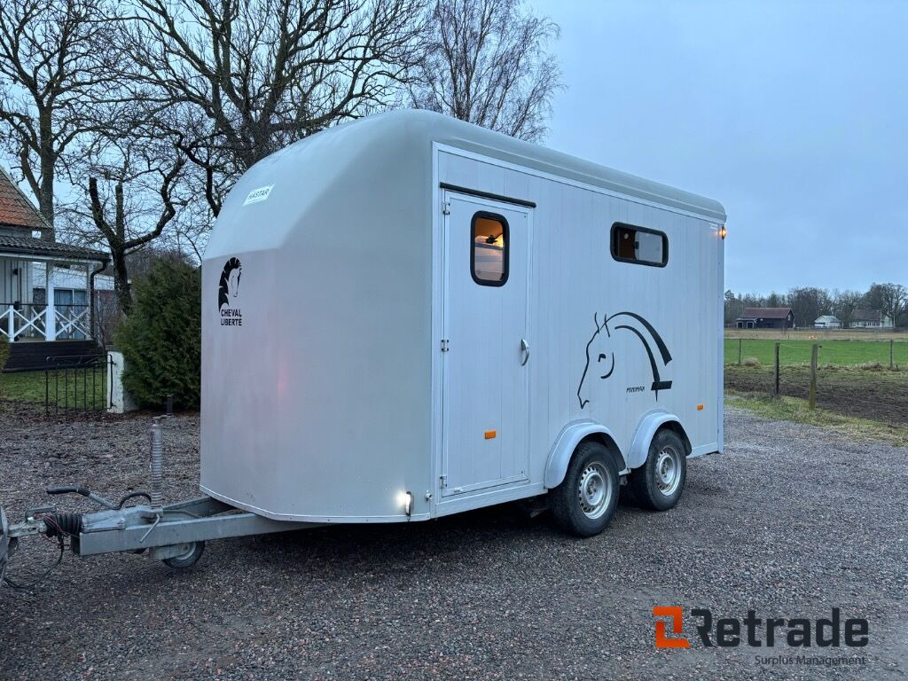 Hästtransport 3 hästars med Fronturlastning , combi ramp, stor sadelkammare - Hevostraileri: kuva Hästtransport 3 hästars med Fronturlastning , combi ramp, stor sadelkammare - Hevostraileri Hästtransport 3 hästars med Fronturlastning , combi ramp, stor sadelkammare - Hevostraileri: kuva Hästtransport 3 hästars med Fronturlastning , combi ramp, stor sadelkammare - Hevostraileri