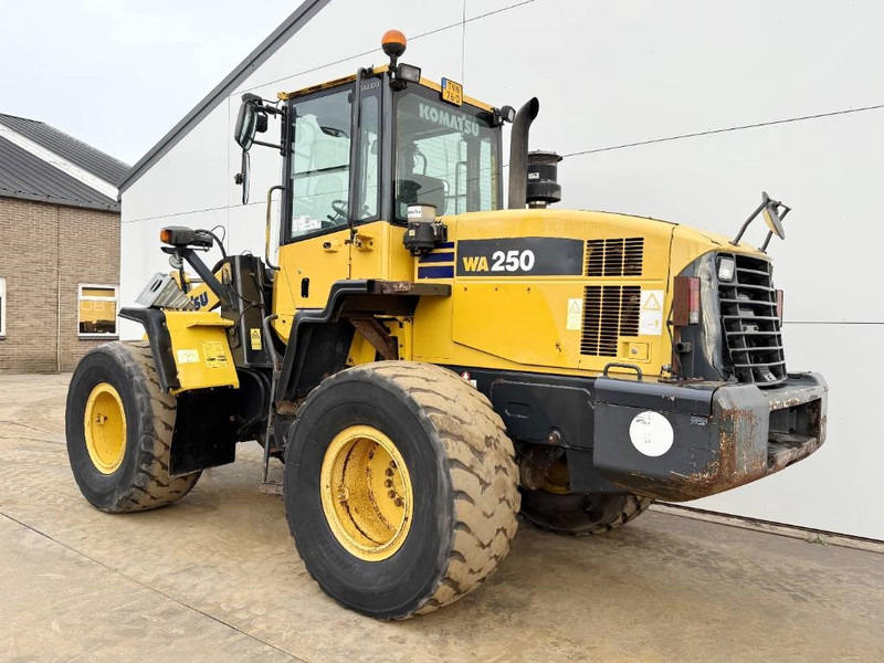 Komatsu WA250-5 - Dutch Machine / 3rd Function / Auto Lube - Pyöräkuormaaja: kuva Komatsu WA250-5 - Dutch Machine / 3rd Function / Auto Lube - Pyöräkuormaaja Komatsu WA250-5 - Dutch Machine / 3rd Function / Auto Lube - Pyöräkuormaaja: kuva Komatsu WA250-5 - Dutch Machine / 3rd Function / Auto Lube - Pyöräkuormaaja