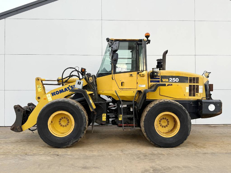 Komatsu WA250-5 - Dutch Machine / 3rd Function / Auto Lube - Pyöräkuormaaja: kuva Komatsu WA250-5 - Dutch Machine / 3rd Function / Auto Lube - Pyöräkuormaaja Komatsu WA250-5 - Dutch Machine / 3rd Function / Auto Lube - Pyöräkuormaaja: kuva Komatsu WA250-5 - Dutch Machine / 3rd Function / Auto Lube - Pyöräkuormaaja