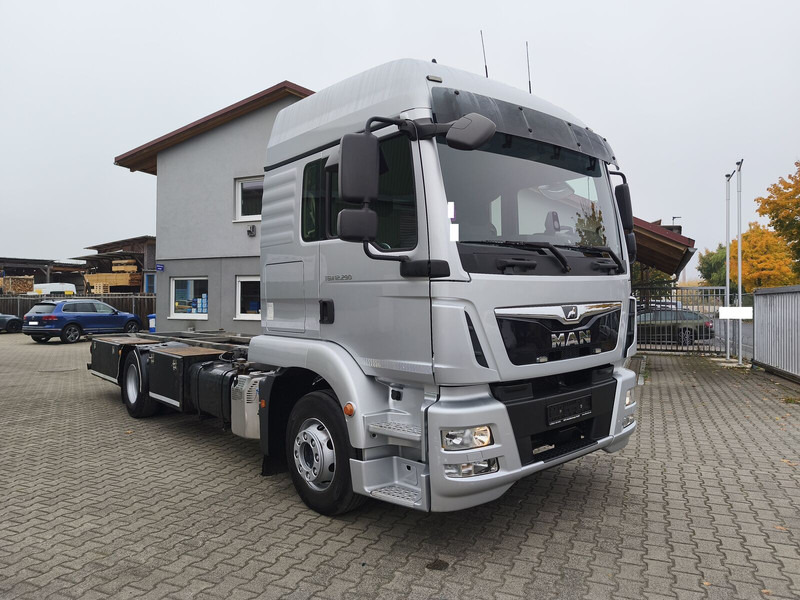 MAN TGM 12.290 BDF Euro 6 4x2 AHK (36) - Kuorma-auto alusta: kuva MAN TGM 12.290 BDF Euro 6 4x2 AHK (36) - Kuorma-auto alusta MAN TGM 12.290 BDF Euro 6 4x2 AHK (36) - Kuorma-auto alusta: kuva MAN TGM 12.290 BDF Euro 6 4x2 AHK (36) - Kuorma-auto alusta