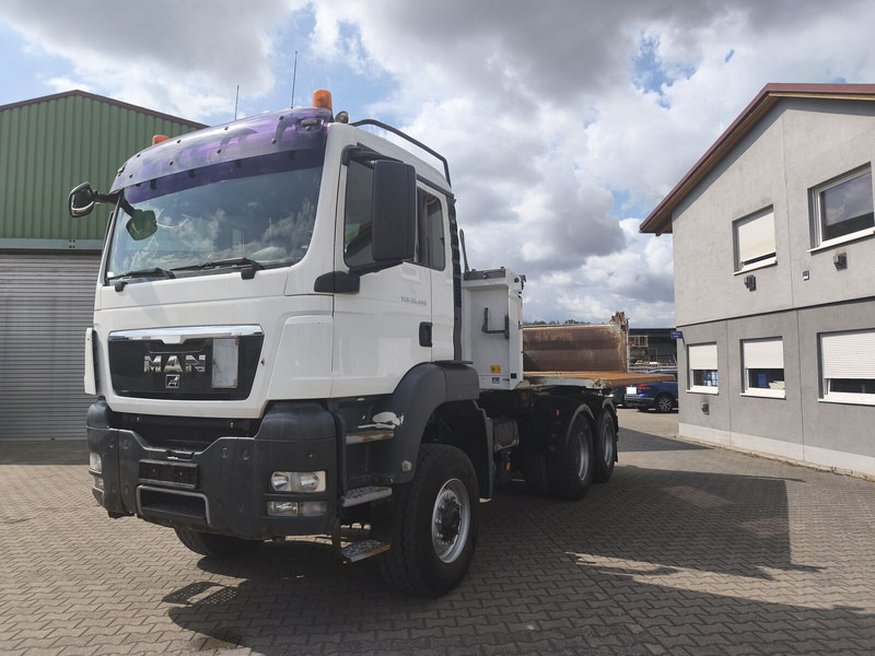 MAN TGS 26.400 6x6 GL Meiller Dreiseitenkipper Bordmatik Plane Euro - Kippiauto kuorma-auto: kuva MAN TGS 26.400 6x6 GL Meiller Dreiseitenkipper Bordmatik Plane Euro - Kippiauto kuorma-auto MAN TGS 26.400 6x6 GL Meiller Dreiseitenkipper Bordmatik Plane Euro - Kippiauto kuorma-auto: kuva MAN TGS 26.400 6x6 GL Meiller Dreiseitenkipper Bordmatik Plane Euro - Kippiauto kuorma-auto