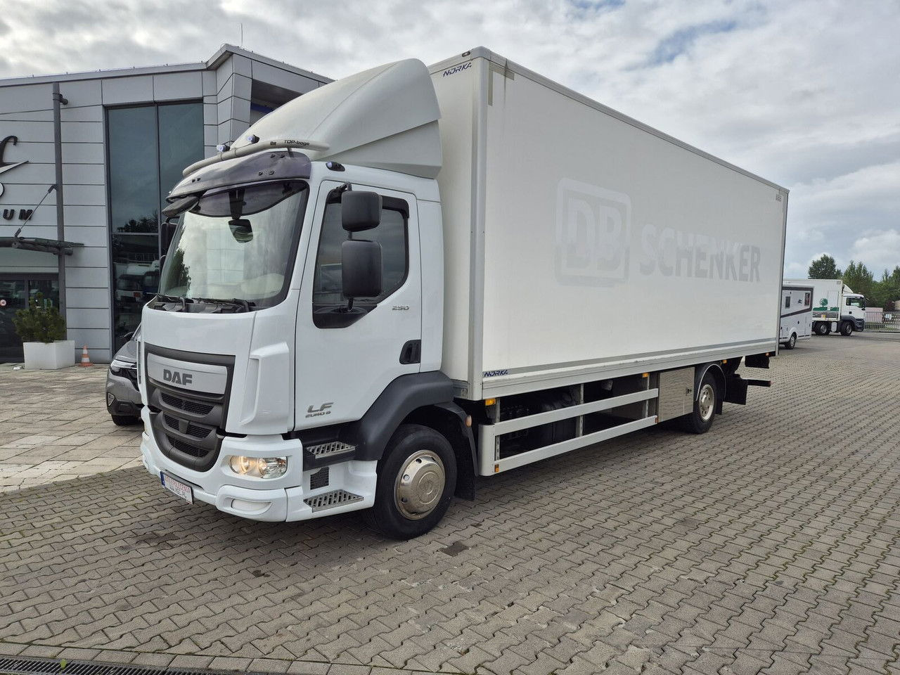DAF LF 250 FA / Euro 6 / 18 EP / 3 Seats / 1 Owner - Umpikori kuorma-auto: kuva DAF LF 250 FA / Euro 6 / 18 EP / 3 Seats / 1 Owner - Umpikori kuorma-auto DAF LF 250 FA / Euro 6 / 18 EP / 3 Seats / 1 Owner - Umpikori kuorma-auto: kuva DAF LF 250 FA / Euro 6 / 18 EP / 3 Seats / 1 Owner - Umpikori kuorma-auto