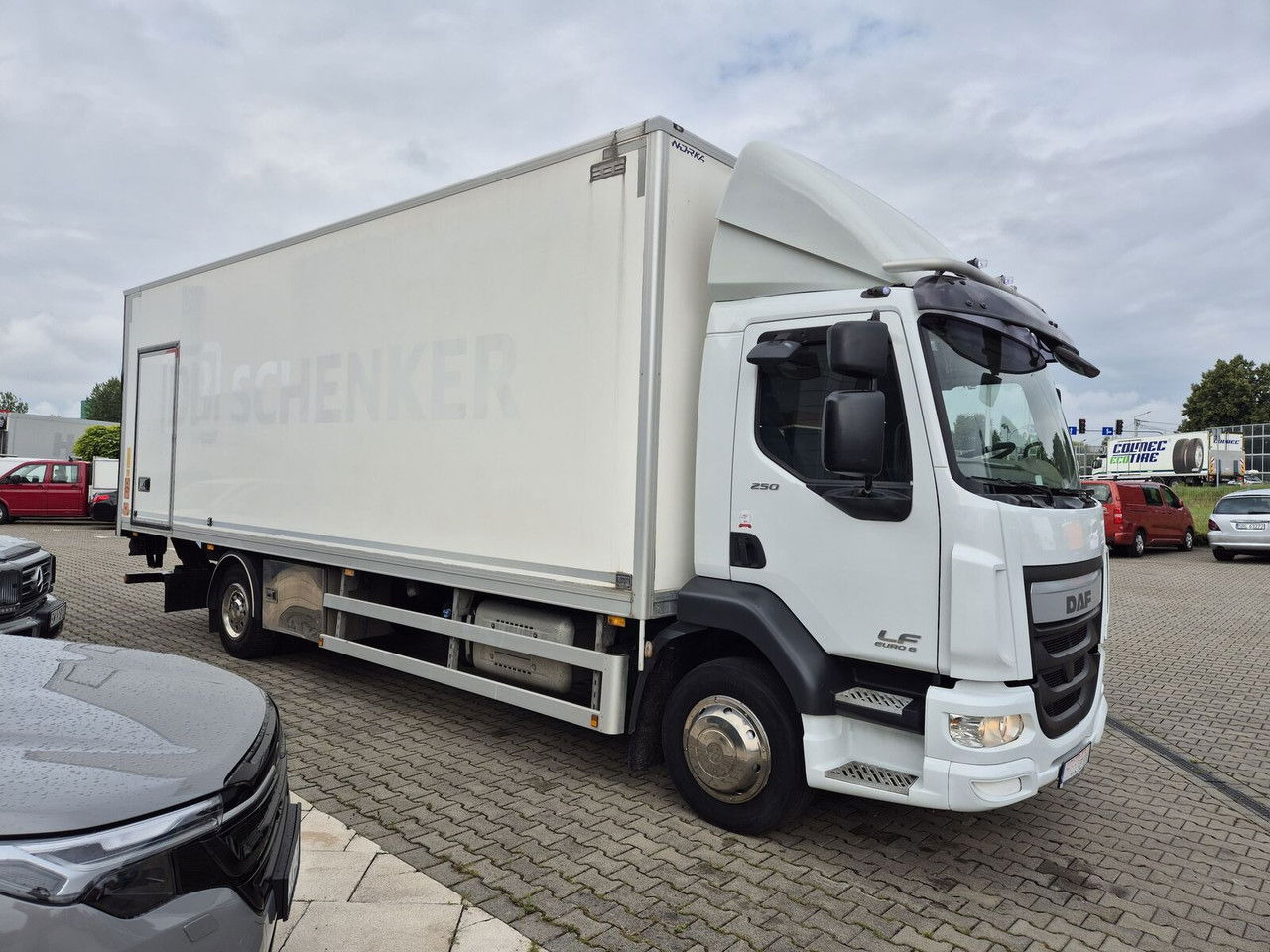 DAF LF 250 FA / Euro 6 / 18 EP / 3 Seats / 1 Owner - Umpikori kuorma-auto: kuva DAF LF 250 FA / Euro 6 / 18 EP / 3 Seats / 1 Owner - Umpikori kuorma-auto DAF LF 250 FA / Euro 6 / 18 EP / 3 Seats / 1 Owner - Umpikori kuorma-auto: kuva DAF LF 250 FA / Euro 6 / 18 EP / 3 Seats / 1 Owner - Umpikori kuorma-auto