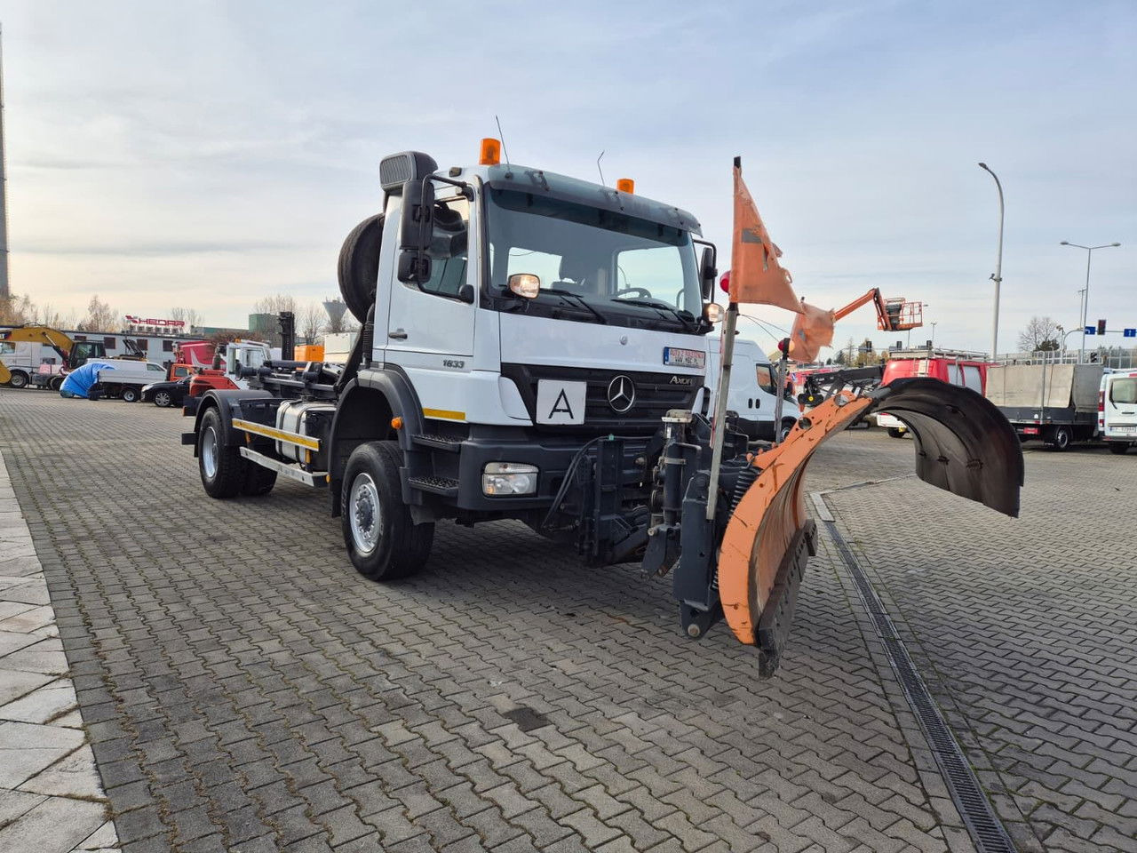 Mercedes-Benz Axor 1833 4X4 / Serviced / Schmidt Plow - Koukkulava kuorma-auto: kuva Mercedes-Benz Axor 1833 4X4 / Serviced / Schmidt Plow - Koukkulava kuorma-auto Mercedes-Benz Axor 1833 4X4 / Serviced / Schmidt Plow - Koukkulava kuorma-auto: kuva Mercedes-Benz Axor 1833 4X4 / Serviced / Schmidt Plow - Koukkulava kuorma-auto