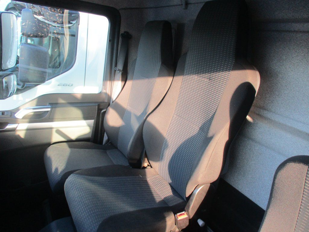 Pressukapelli kuorma-auto MAN TGL 12.220: kuva Pressukapelli kuorma-auto MAN TGL 12.220