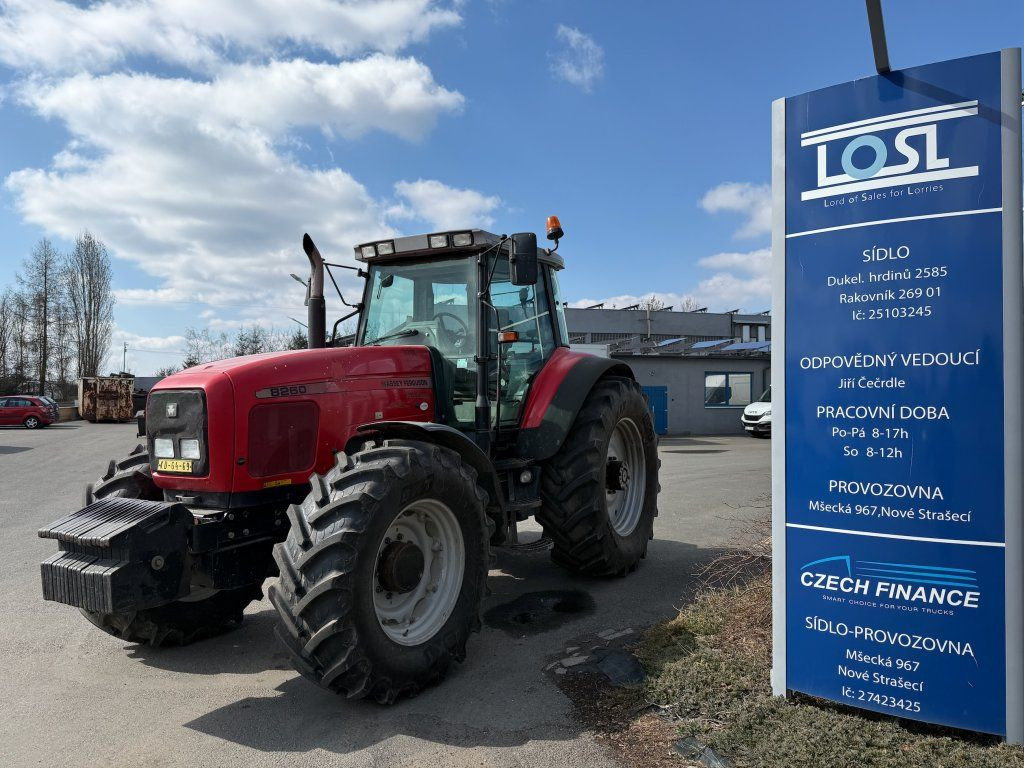 Massey Ferguson MF8260 - Traktori: kuva Massey Ferguson MF8260 - Traktori Massey Ferguson MF8260 - Traktori: kuva Massey Ferguson MF8260 - Traktori