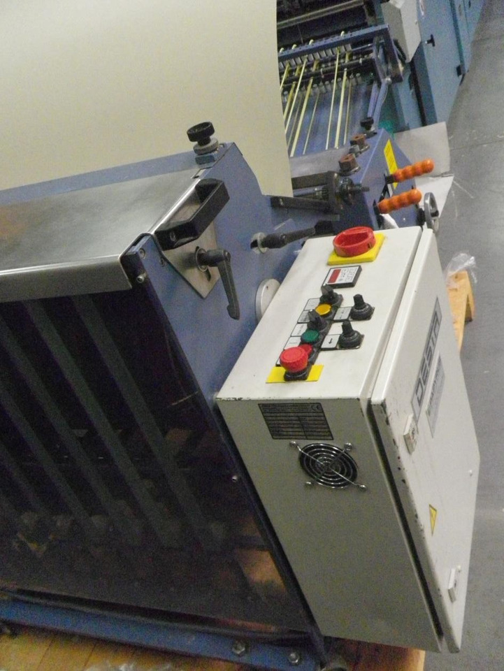 DESTA BAS-FSA 700 - combinable pressing unit with vertical stack delivery - Taittokone: kuva DESTA BAS-FSA 700 - combinable pressing unit with vertical stack delivery - Taittokone DESTA BAS-FSA 700 - combinable pressing unit with vertical stack delivery - Taittokone: kuva DESTA BAS-FSA 700 - combinable pressing unit with vertical stack delivery - Taittokone