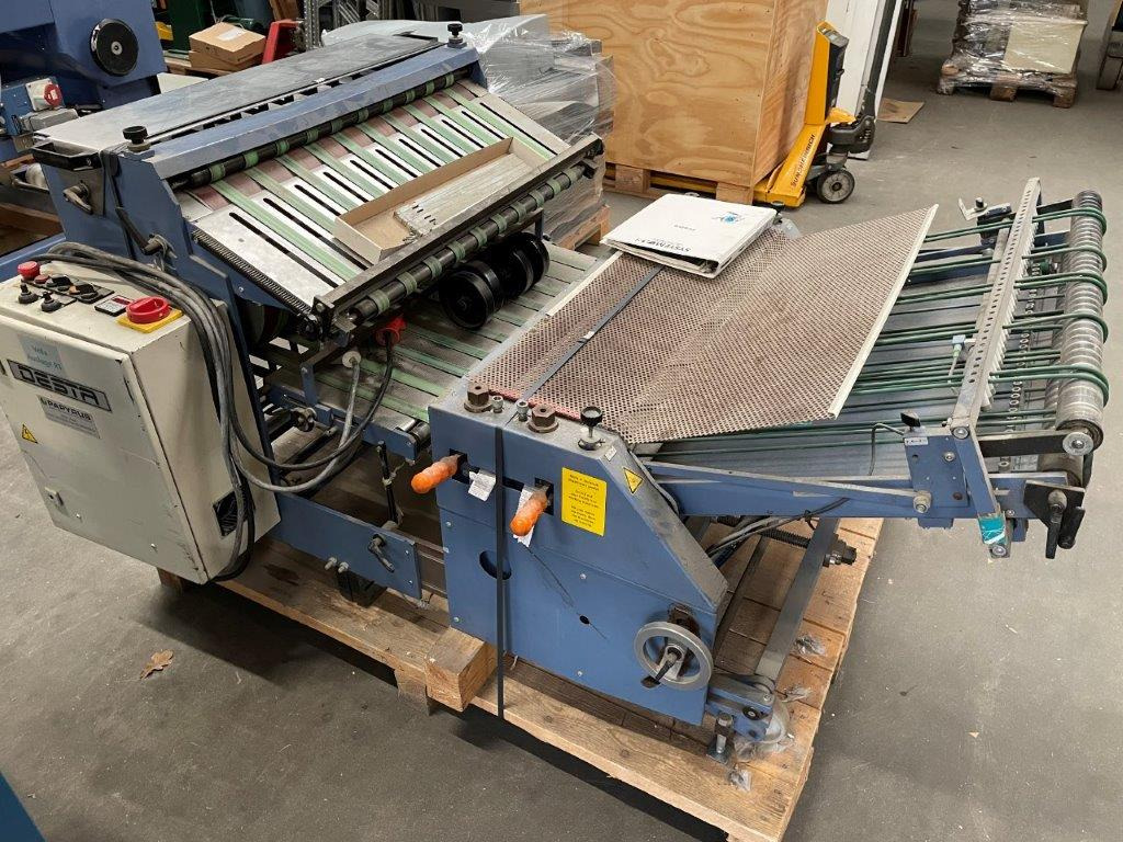 DESTA BAS-FSA 700 - combinable pressing unit with vertical stack delivery from 2006 - Taittokone: kuva DESTA BAS-FSA 700 - combinable pressing unit with vertical stack delivery from 2006 - Taittokone DESTA BAS-FSA 700 - combinable pressing unit with vertical stack delivery from 2006 - Taittokone: kuva DESTA BAS-FSA 700 - combinable pressing unit with vertical stack delivery from 2006 - Taittokone