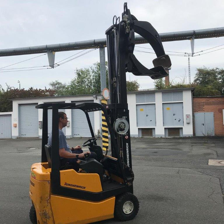 Three-wheel electric front loader Jungheinrich EFG DF 15 with duplex mast and Meyer roller clamp - Sähkötrukki: kuva Three-wheel electric front loader Jungheinrich EFG DF 15 with duplex mast and Meyer roller clamp - Sähkötrukki Three-wheel electric front loader Jungheinrich EFG DF 15 with duplex mast and Meyer roller clamp - Sähkötrukki: kuva Three-wheel electric front loader Jungheinrich EFG DF 15 with duplex mast and Meyer roller clamp - Sähkötrukki