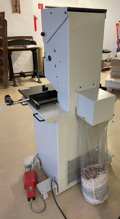 Two spindle paper drilling machine Hang 117-11 - Painokone: kuva Two spindle paper drilling machine Hang 117-11 - Painokone Two spindle paper drilling machine Hang 117-11 - Painokone: kuva Two spindle paper drilling machine Hang 117-11 - Painokone