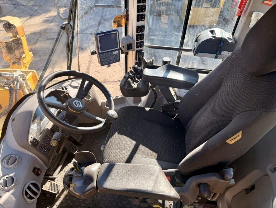 Volvo L110H - Pyöräkuormaaja: kuva Volvo L110H - Pyöräkuormaaja Volvo L110H - Pyöräkuormaaja: kuva Volvo L110H - Pyöräkuormaaja