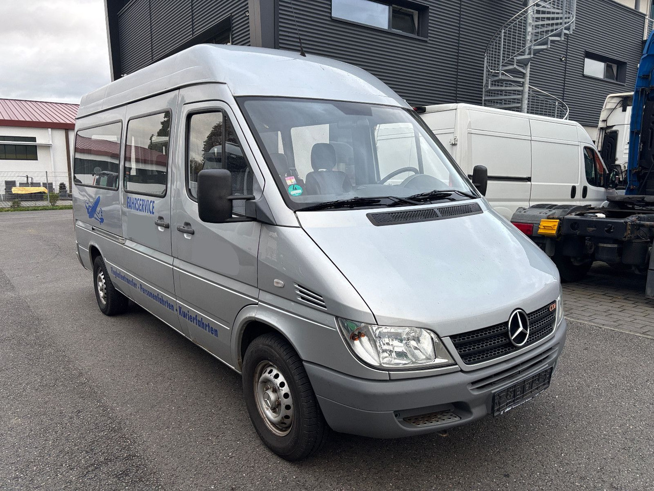 Mercedes-Benz 211 CDI 9 Sitze - Pikkubussi: kuva Mercedes-Benz 211 CDI 9 Sitze - Pikkubussi Mercedes-Benz 211 CDI 9 Sitze - Pikkubussi: kuva Mercedes-Benz 211 CDI 9 Sitze - Pikkubussi