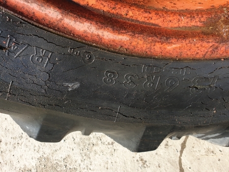 Täydellinen pyörä - Traktori Ford 13.6 R38 Wheel: kuva Täydellinen pyörä - Traktori Ford 13.6 R38 Wheel