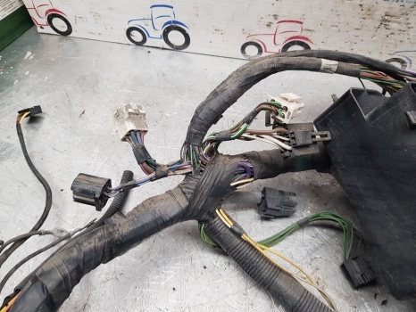 Kaapelit/ Johdot - Traktori Ford New Holland Fiat 60, M Series Dual Command Cab Wiring Loom Assy 82015343: kuva Kaapelit/ Johdot - Traktori Ford New Holland Fiat 60, M Series Dual Command Cab Wiring Loom Assy 82015343
