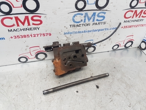 Massey Ferguson 690, 698, 699 Lift Cover Hydraulic Selector Valve - Hydrauliventtiili - Traktori: kuva Massey Ferguson 690, 698, 699 Lift Cover Hydraulic Selector Valve - Hydrauliventtiili - Traktori Massey Ferguson 690, 698, 699 Lift Cover Hydraulic Selector Valve - Hydrauliventtiili - Traktori: kuva Massey Ferguson 690, 698, 699 Lift Cover Hydraulic Selector Valve - Hydrauliventtiili - Traktori