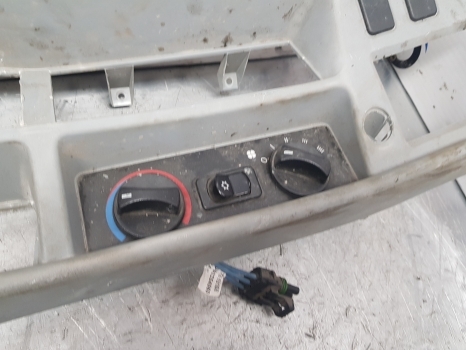 New Holland T7.200, T6, T7 Heater Fan Control 87538397, 82037674, 84203365 - Lämmitys/ Tuuletus - Traktori: kuva New Holland T7.200, T6, T7 Heater Fan Control 87538397, 82037674, 84203365 - Lämmitys/ Tuuletus - Traktori New Holland T7.200, T6, T7 Heater Fan Control 87538397, 82037674, 84203365 - Lämmitys/ Tuuletus - Traktori: kuva New Holland T7.200, T6, T7 Heater Fan Control 87538397, 82037674, 84203365 - Lämmitys/ Tuuletus - Traktori