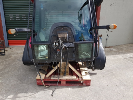 Ohjaamo Valtra T.150 T150ch, T150c, Tc, Tch Series, Complete Cab V35971000, V36567500: kuva Ohjaamo Valtra T.150 T150ch, T150c, Tc, Tch Series, Complete Cab V35971000, V36567500