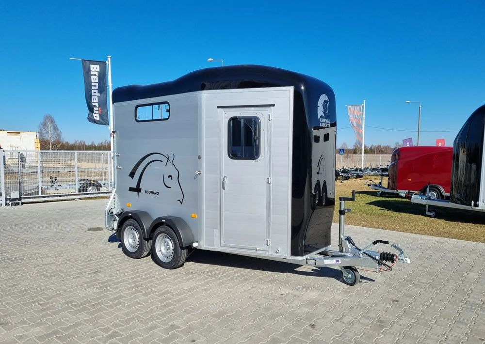 CHEVAL LIBERTÉ Touring Country + siodlarnia | przyczepa dla dwóch koni z rampą z przodu | 2000 kg DMC - Hevostraileri: kuva CHEVAL LIBERTÉ Touring Country + siodlarnia | przyczepa dla dwóch koni z rampą z przodu | 2000 kg DMC - Hevostraileri CHEVAL LIBERTÉ Touring Country + siodlarnia | przyczepa dla dwóch koni z rampą z przodu | 2000 kg DMC - Hevostraileri: kuva CHEVAL LIBERTÉ Touring Country + siodlarnia | przyczepa dla dwóch koni z rampą z przodu | 2000 kg DMC - Hevostraileri