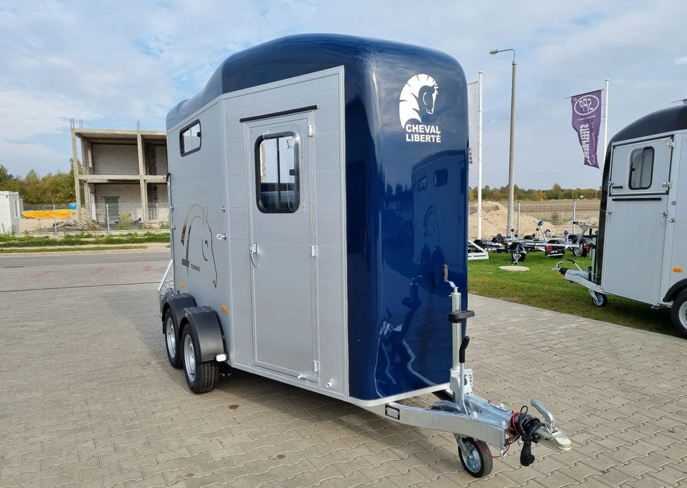 CHEVAL LIBERTÉ Touring Country + siodlarnia | przyczepa dla dwóch koni z rampą z przodu | 2000 kg DMC - Hevostraileri: kuva CHEVAL LIBERTÉ Touring Country + siodlarnia | przyczepa dla dwóch koni z rampą z przodu | 2000 kg DMC - Hevostraileri CHEVAL LIBERTÉ Touring Country + siodlarnia | przyczepa dla dwóch koni z rampą z przodu | 2000 kg DMC - Hevostraileri: kuva CHEVAL LIBERTÉ Touring Country + siodlarnia | przyczepa dla dwóch koni z rampą z przodu | 2000 kg DMC - Hevostraileri