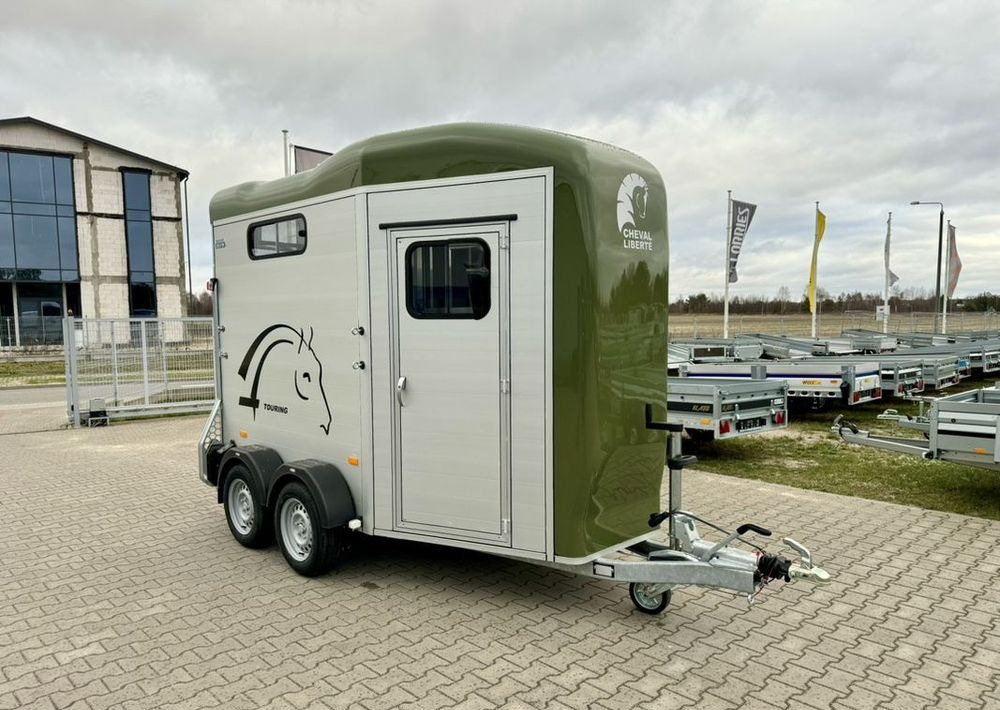 CHEVAL LIBERTÉ Touring Country + siodlarnia | przyczepa dla dwóch koni z rampą z przodu | 2000 kg DMC - Hevostraileri: kuva CHEVAL LIBERTÉ Touring Country + siodlarnia | przyczepa dla dwóch koni z rampą z przodu | 2000 kg DMC - Hevostraileri CHEVAL LIBERTÉ Touring Country + siodlarnia | przyczepa dla dwóch koni z rampą z przodu | 2000 kg DMC - Hevostraileri: kuva CHEVAL LIBERTÉ Touring Country + siodlarnia | przyczepa dla dwóch koni z rampą z przodu | 2000 kg DMC - Hevostraileri