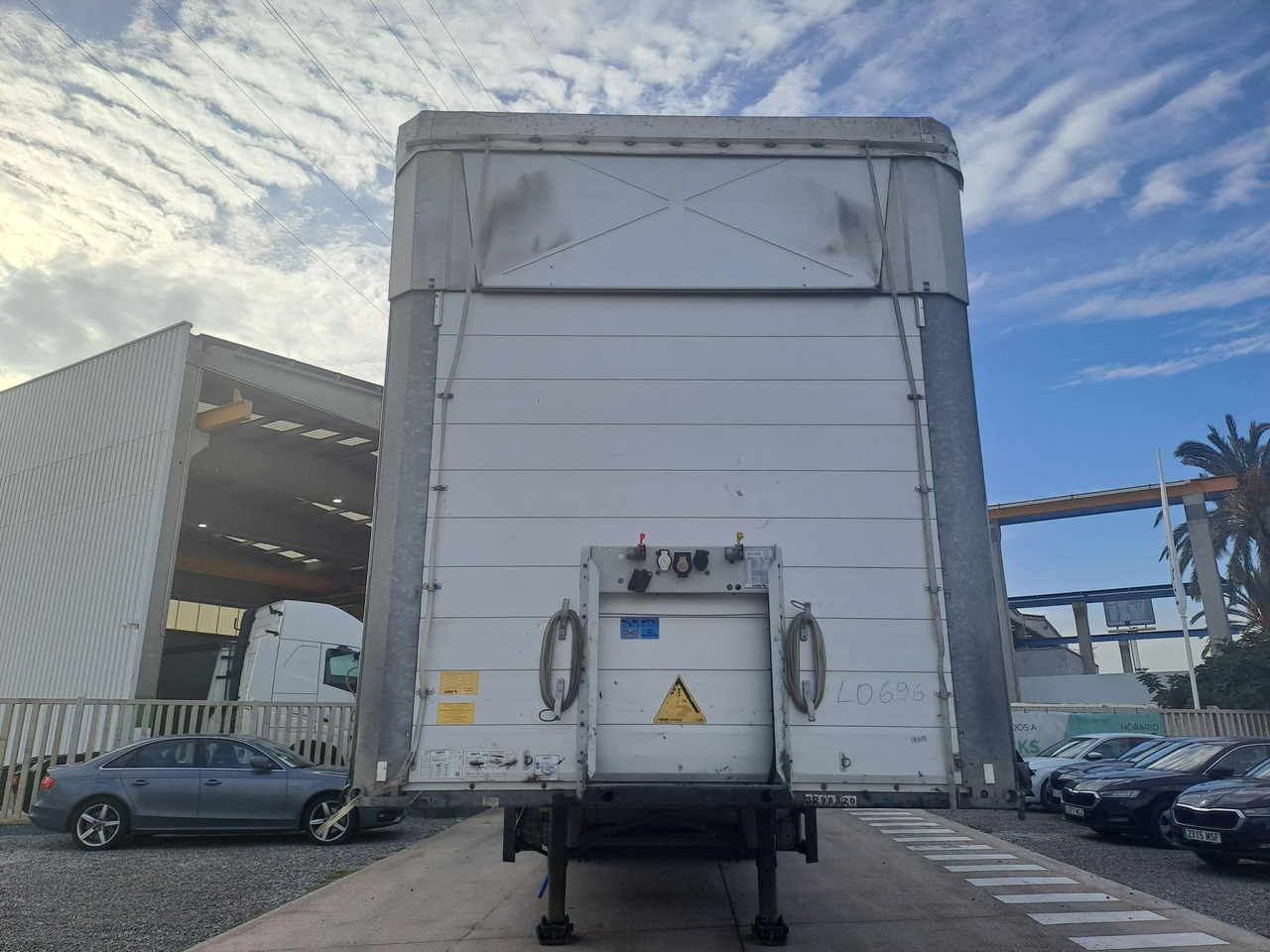 Schmitz Cargobull SCS24/L Varios - Pressukapellipuoliperävaunu: kuva Schmitz Cargobull SCS24/L Varios - Pressukapellipuoliperävaunu Schmitz Cargobull SCS24/L Varios - Pressukapellipuoliperävaunu: kuva Schmitz Cargobull SCS24/L Varios - Pressukapellipuoliperävaunu