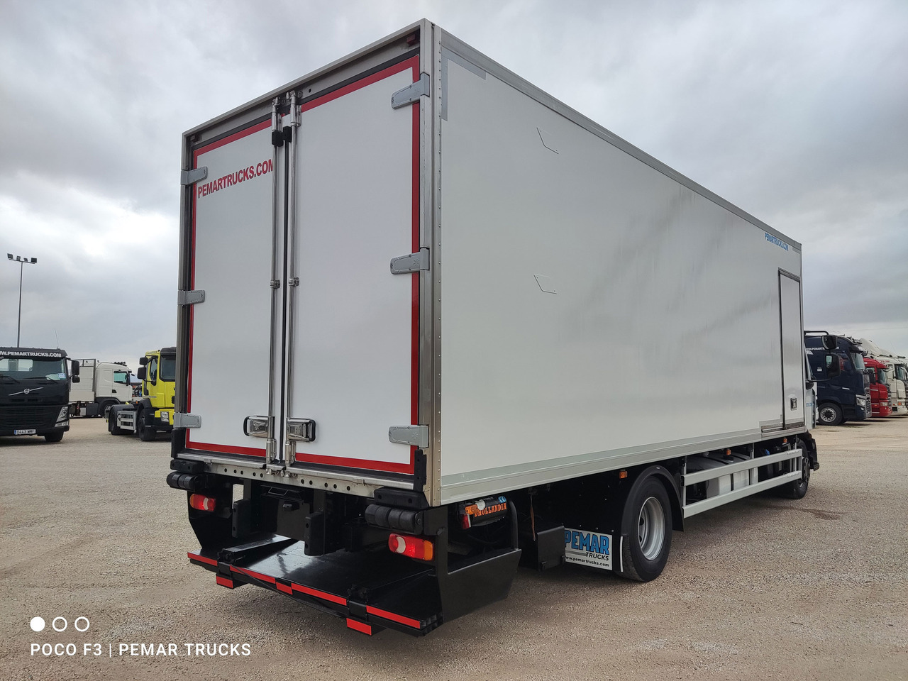 Refrigeraattori kuorma-auto RENAULT MIDLUM D16 240 EURO 6: kuva Refrigeraattori kuorma-auto RENAULT MIDLUM D16 240 EURO 6