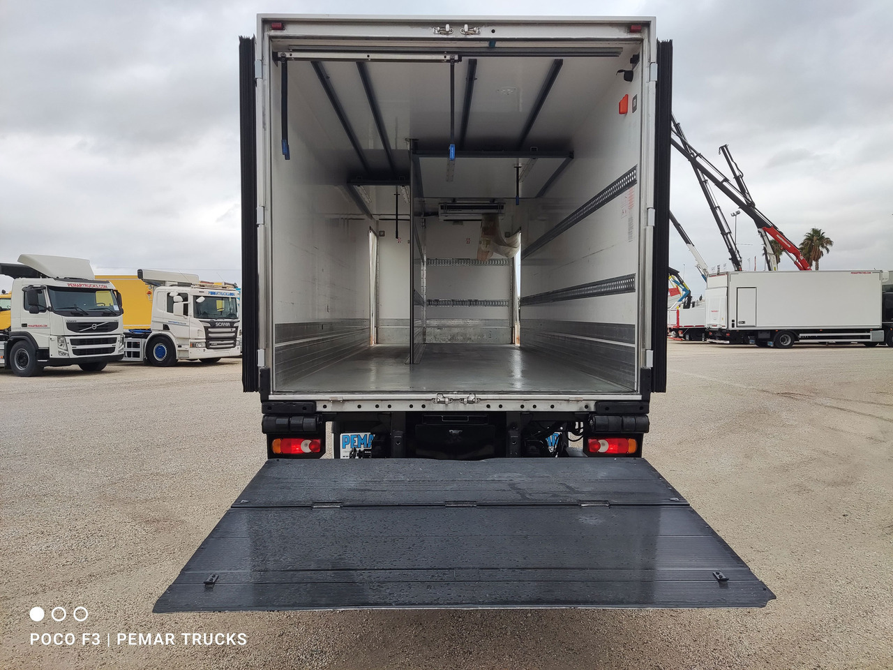 Refrigeraattori kuorma-auto RENAULT MIDLUM D16 240 EURO 6: kuva Refrigeraattori kuorma-auto RENAULT MIDLUM D16 240 EURO 6